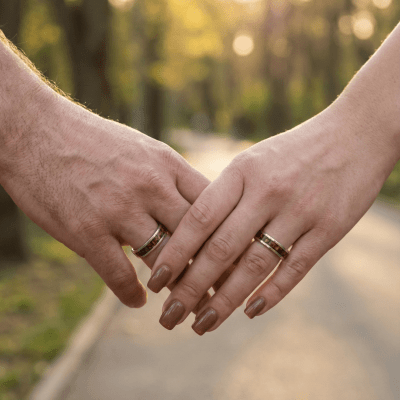 MOSAICO – PAR DE ALIANÇAS DE PRATA 925 COM MOSAICO DE PEDRA NATURAL OLHO DE TIGRE