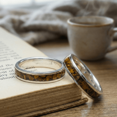 MOSAICO – PAR DE ALIANÇAS DE PRATA 925 COM MOSAICO DE PEDRA NATURAL OLHO DE TIGRE