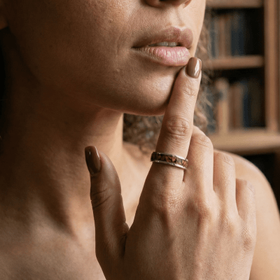 MOSAICO – PAR DE ALIANÇAS DE PRATA 925 COM MOSAICO DE PEDRA NATURAL OLHO DE TIGRE