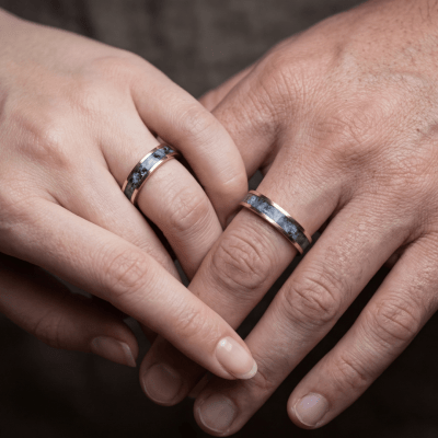 Mosaico – Par de Alianças em Ouro Amarelo 10K com Pedra Natural Cianita Azul Mosaico – Par de Alianças em Ouro Amarelo 10K com Pedra Natural Cianita Azul