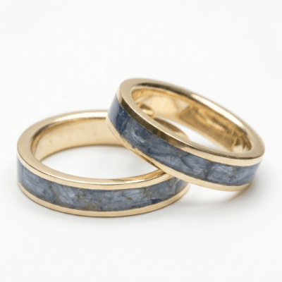 Mosaico – Par de Alianças em Ouro Amarelo 14K com Pedra Natural Cianita Azul Mosaico – Par de Alianças em Ouro Amarelo 14K com Pedra Natural Cianita Azul