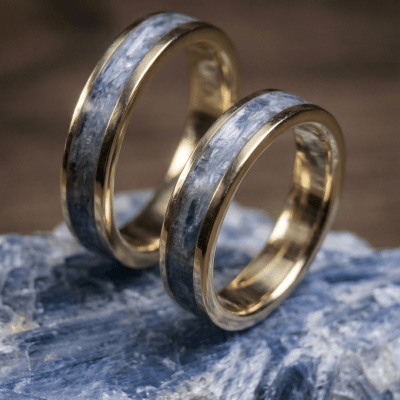 Mosaico – Par de Alianças em Ouro Amarelo 14K com Pedra Natural Cianita Azul