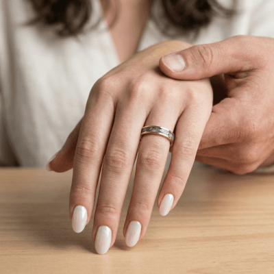 Mosaico – Par de Alianças em Ouro Amarelo 14K com Pedra Natural Cianita Azul