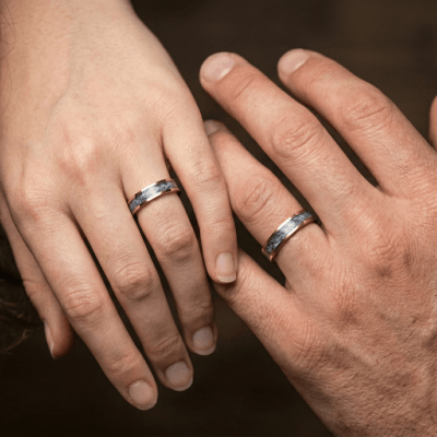 Mosaico – Par de Alianças em Ouro Amarelo 14K com Pedra Natural Cianita Azul