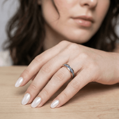 Mosaico – Par de Alianças em Ouro Amarelo 14K com Pedra Natural Cianita Azul