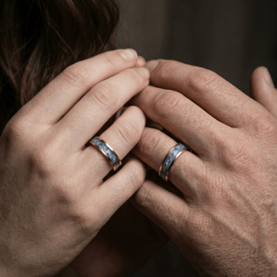 Mosaico – Par de Alianças em Ouro Amarelo 14K com Pedra Natural Cianita Azul Mosaico – Par de Alianças em Ouro Amarelo 14K com Pedra Natural Cianita Azul