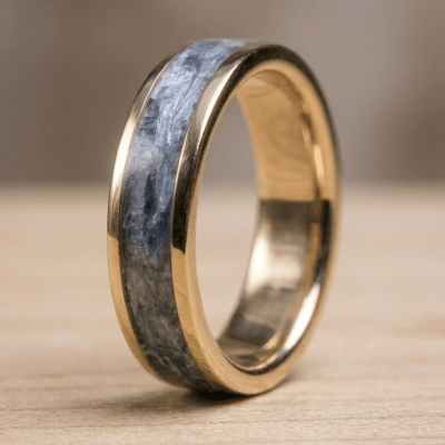 Mosaico – Par de Alianças em Ouro Amarelo 18K com Pedra Natural Cianita Azul