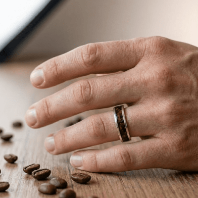 Mosaico – Par de Alianças em Prata 925 com Mosaico de Grãos Torrados de Café