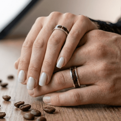 Mosaico – Par de Alianças em Prata 925 com Mosaico de Grãos Torrados de Café