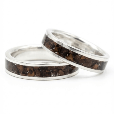Mosaico – Par de Alianças em Prata 925 com Mosaico de Grãos Torrados de Café