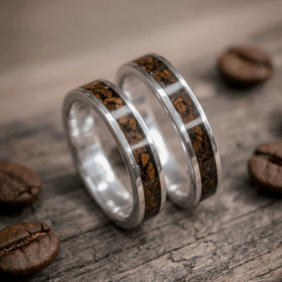 Mosaico – Par de Alianças em Prata 925 com Mosaico de Grãos Torrados de Café