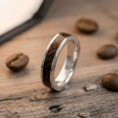 Mosaico – Par de Alianças em Prata 925 com Mosaico de Grãos Torrados de Café