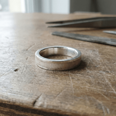 Par de Alianças em Prata 925 com Pedra Natural Quartzo Rosa – Mosaico