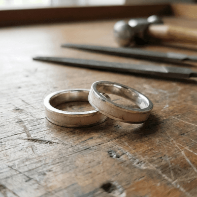 Par de Alianças em Prata 925 com Pedra Natural Quartzo Rosa – Mosaico