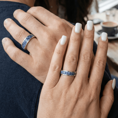 Mosaico – Par de Alianças em Prata 925 com Mosaico de Pedra Natural Sodalita Mosaico – Par de Alianças em Prata 925 com Mosaico de Pedra Natural Sodalita