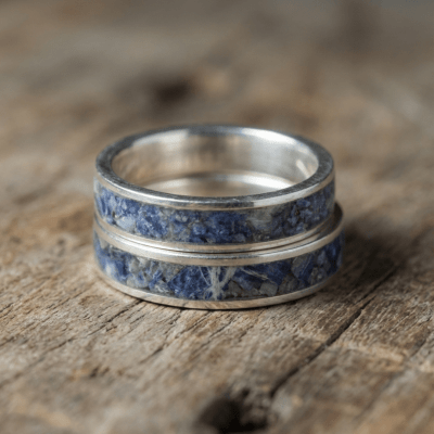 Par de Alianças em Prata 925 com Pedra Natural Sodalita – Mosaico