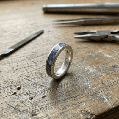 Par de Alianças em Prata 925 com Pedra Natural Sodalita – Mosaico