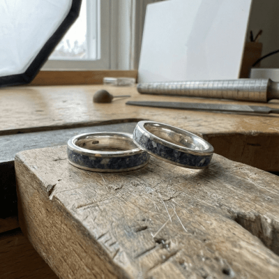 Par de Alianças em Prata 925 com Pedra Natural Sodalita – Mosaico