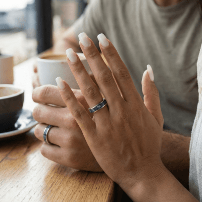 Par de Alianças em Prata 925 com Pedra Natural Sodalita – Mosaico