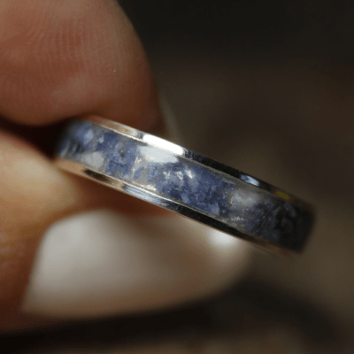 Par de Alianças em Prata 925 com Pedra Natural Sodalita – Mosaico