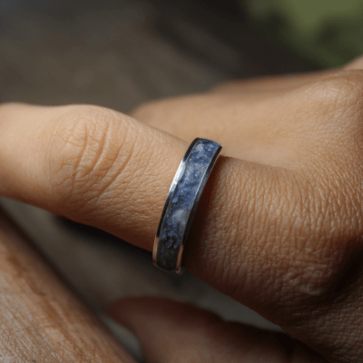 Par de Alianças em Prata 925 com Pedra Natural Sodalita – Mosaico