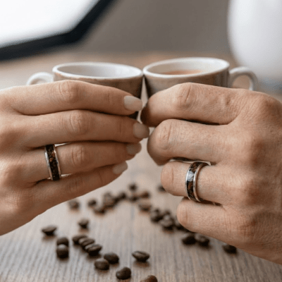 Mosaico Trio – Conjunto em Prata 925 com 2 Anéis Mosaico de Grãos Torrados de Café e Solitário Frigg com Zircônia Branca