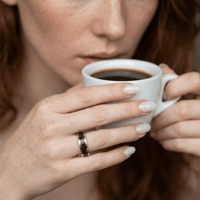 Mosaico Trio – Conjunto em Prata 925 com 2 Anéis Mosaico de Grãos Torrados de Café e Solitário Frigg com Zircônia Branca