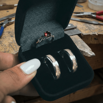 Mosaico Trio – Conjunto em Prata 925 com 2 Anéis Mosaico de Quartzo Rosa Natural e Solitário Frigg com Zircônia Vermelha