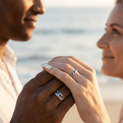 ONDAS - PAR DE ALIANÇAS DE ONDAS MODELO FINO E LARGO EM PRATA 925