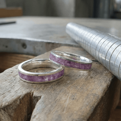 MOSAICO – ALIANÇAS DE PRATA 925 COM MOSAICO DE PEDRA NATURAL AMETISTA