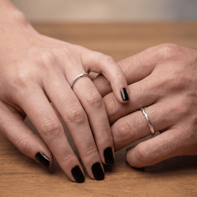 SENTIR - PAR DE ALIANÇAS MODELO FINO EM PRATA 925