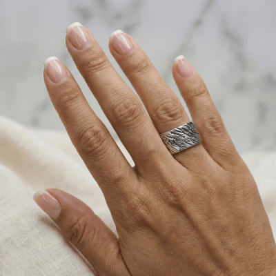 TEMPESTADE – PAR DE ALIANÇAS TEXTURIZADAS MODELO LARGO EM PRATA 925