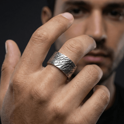 TEMPESTADE – PAR DE ALIANÇAS TEXTURIZADAS MODELO LARGO EM PRATA 925