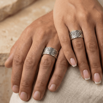 TEMPESTADE – PAR DE ALIANÇAS TEXTURIZADAS MODELO LARGO EM PRATA 925