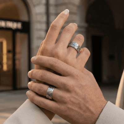 TEMPESTADE – PAR DE ALIANÇAS TEXTURIZADAS MODELO LARGO EM PRATA 925