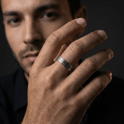 TEMPESTADE – PAR DE ALIANÇAS TEXTURIZADAS MODELOS LARGO E FINO EM PRATA 925