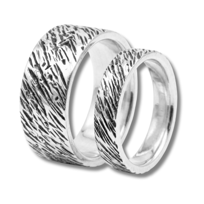 TEMPESTADE – PAR DE ALIANÇAS TEXTURIZADAS MODELOS LARGO E FINO EM PRATA 925