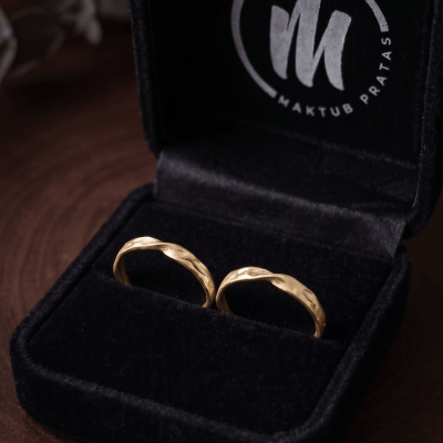 Vínculo – Par de Alianças Minimalistas em Ouro Amarelo 14K