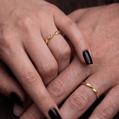 Vínculo – Par de Alianças Minimalistas em Ouro Amarelo 18K