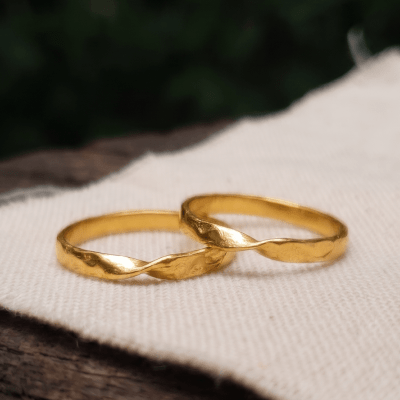 Vínculo – Par de Alianças Minimalistas em Ouro Amarelo 18K
