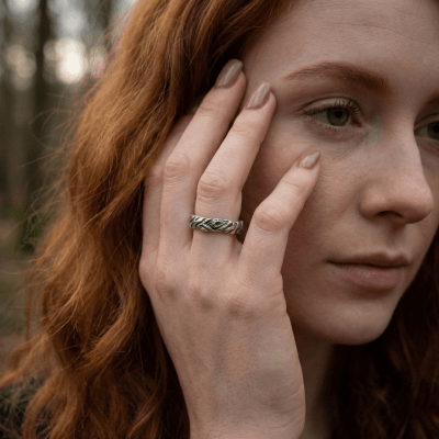 Wood – Par de Alianças Modelo Fino Esculpido em Prata 925