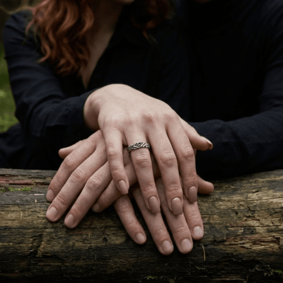 Wood – Par de Alianças Modelo Fino Esculpido em Prata 925