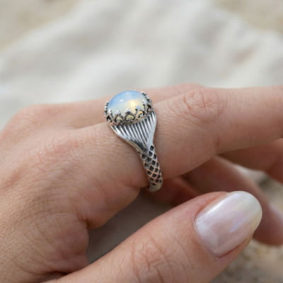ENCANTOS DA SEREIA – Anel em Prata 925 com Pedra Opalina