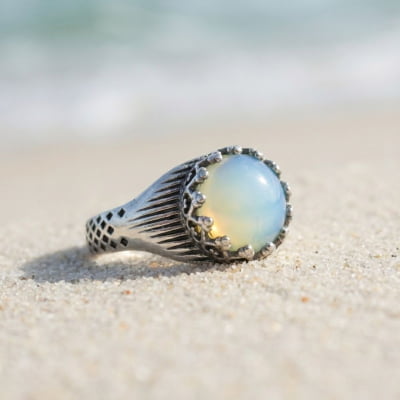 ENCANTOS DA SEREIA – Anel em Prata 925 com Pedra Opalina
