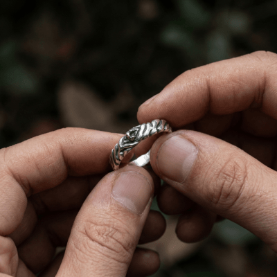 WOOD – ANEL MODELO FINO ESCULPIDO EM PRATA 925