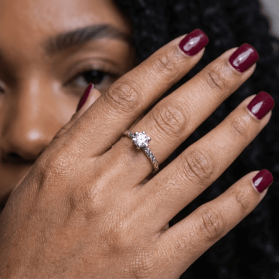 HELGA - ANEL SOLITÁRIO EM PRATA 925 COM ZIRCÔNIA BRANCA